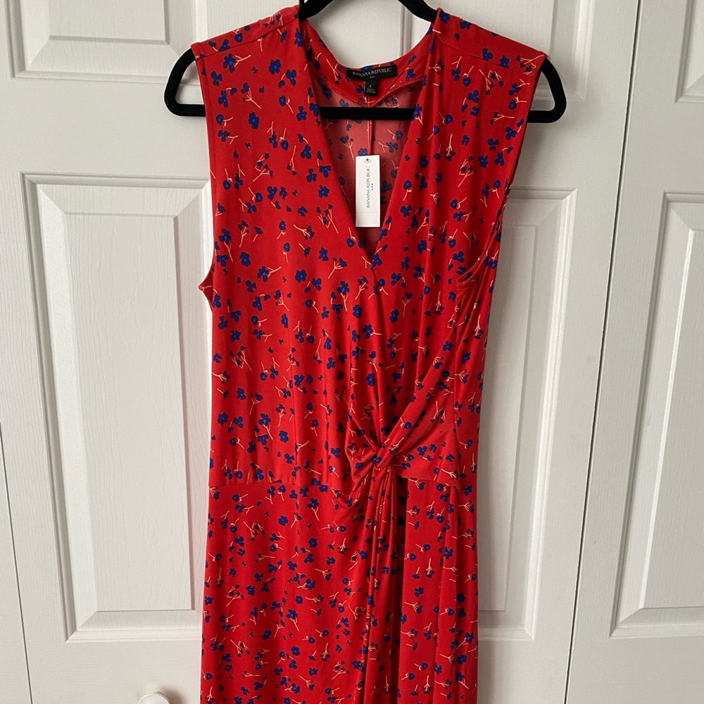 Sleeveless v-neck dress